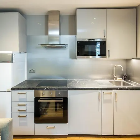 Cosy 2-beds, Shepherd Bush 아파트 런던