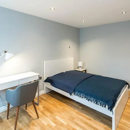 Cosy 2-beds, Shepherd Bush 아파트
