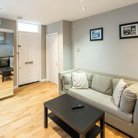 Cosy 2-beds, Shepherd Bush *