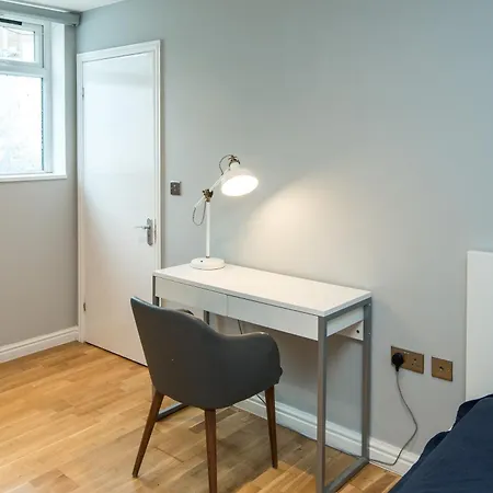 Cosy 2-beds, Shepherd Bush * 런던