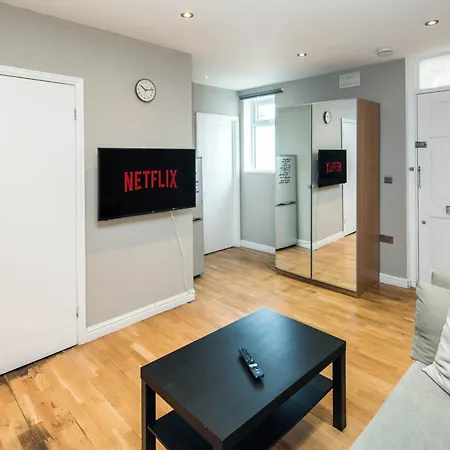 아파트 Cosy 2-beds, Shepherd Bush *