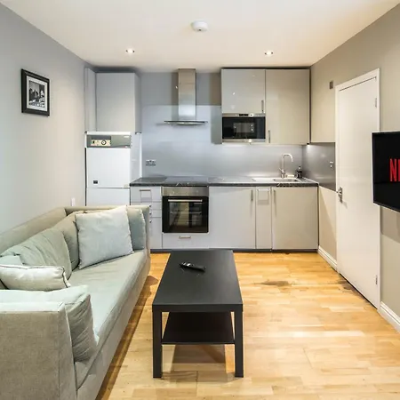 Cosy 2-beds, Shepherd Bush * 런던