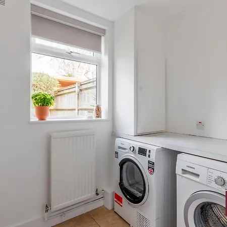 Kingston On Thames Pets Welcome Garden 3bed