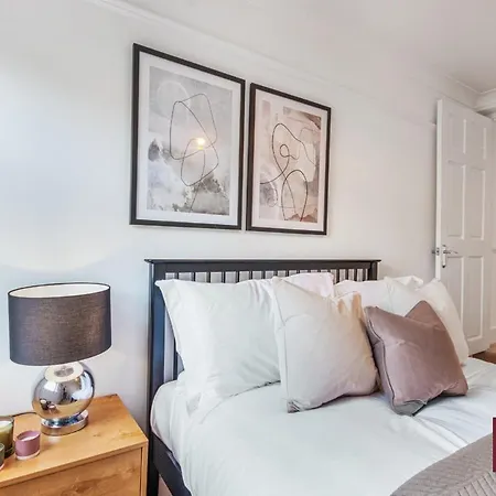 Kingston On Thames Pets Welcome Garden 3bed Holiday home *