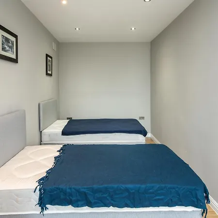 Cosy 2-beds, Shepherd Bush 아파트 런던