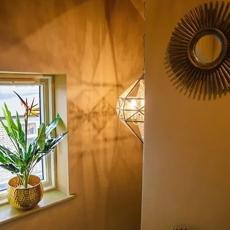 Apartment Luxury Versace 2 Bed, Hot Tub, Pool Table, Sky Tv London