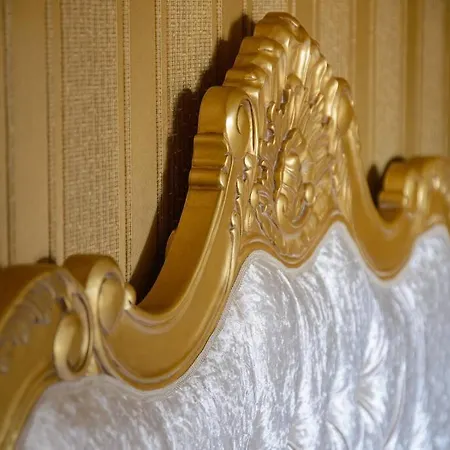 Luxury Versace 2 Bed, Hot Tub, Pool Table, Sky Tv Apartment
