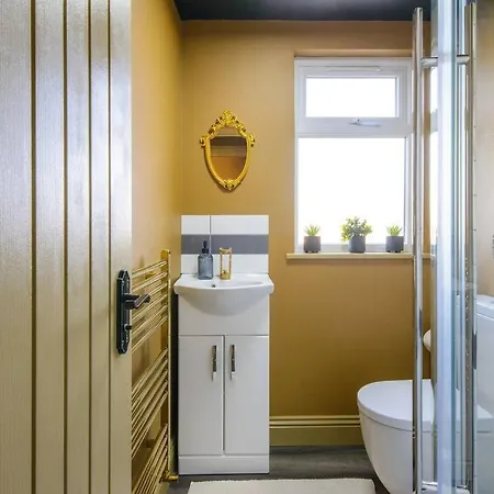 Luxury Versace 2 Bed, Hot Tub, Pool Table, Sky Tv Apartment *