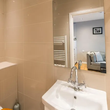 아파트 Cosy 2-beds, Shepherd Bush 런던