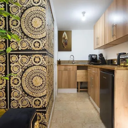 Luxury Versace 2 Bed, Hot Tub, Pool Table, Sky Tv Apartment *