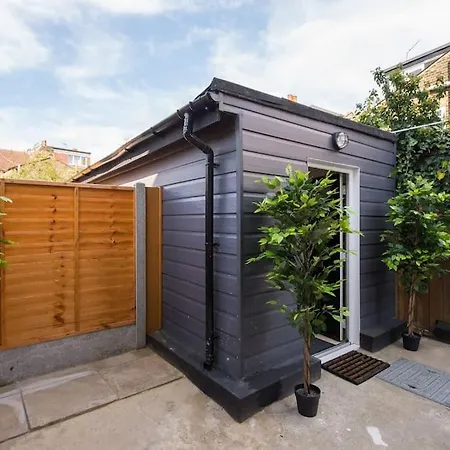 Luxury Versace 2 Bed, Hot Tub, Pool Table, Sky Tv * London