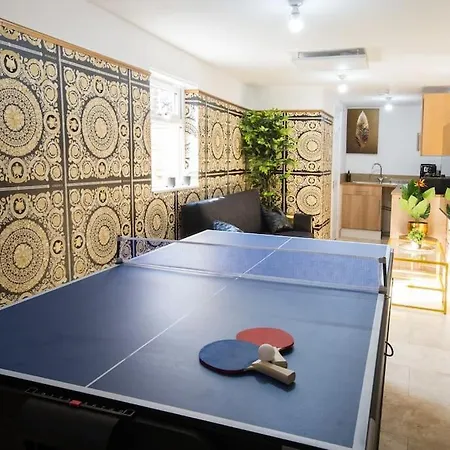 Luxury Versace 2 Bed, Hot Tub, Pool Table, Sky Tv Apartment London