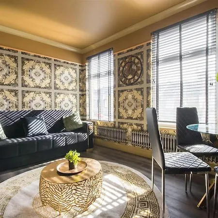 Apartment Luxury Versace 2 Bed, Hot Tub, Pool Table, Sky Tv London