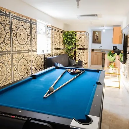 Luxury Versace 2 Bed, Hot Tub, Pool Table, Sky Tv Apartment London