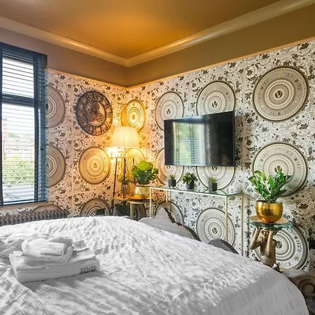 Apartment Luxury Versace 2 Bed, Hot Tub, Pool Table, Sky Tv *