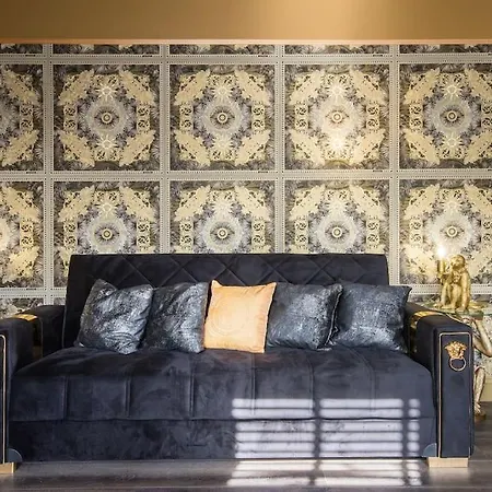 Apartment Luxury Versace 2 Bed, Hot Tub, Pool Table, Sky Tv