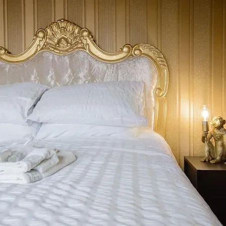 Luxury Versace 2 Bed, Hot Tub, Pool Table, Sky Tv London
