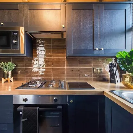 Luxury Versace 2 Bed, Hot Tub, Pool Table, Sky Tv Apartment London