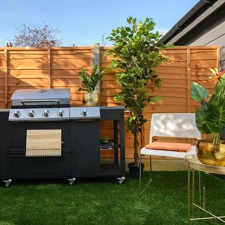 Luxury Versace 2 Bed, Hot Tub, Pool Table, Sky Tv *