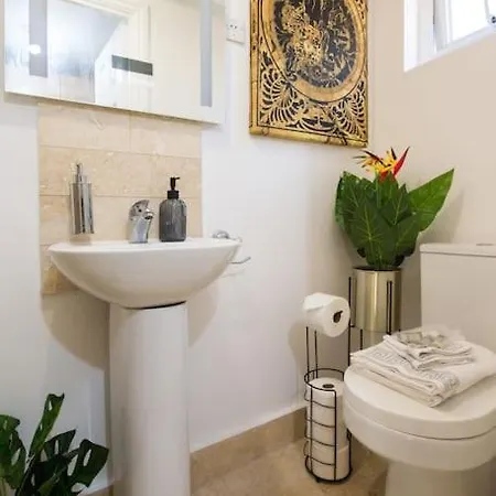 Luxury Versace 2 Bed, Hot Tub, Pool Table, Sky Tv