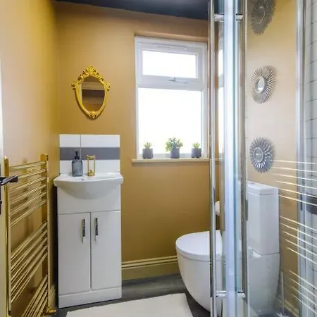 Luxury Versace 2 Bed, Hot Tub, Pool Table, Sky Tv London