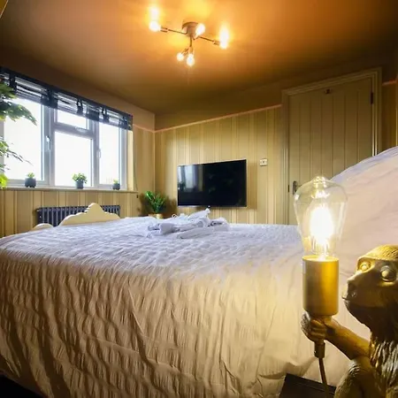 Apartment Luxury Versace 2 Bed, Hot Tub, Pool Table, Sky Tv *