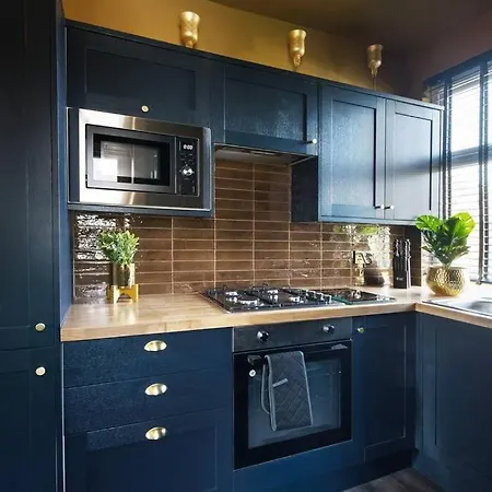 Apartment Luxury Versace 2 Bed, Hot Tub, Pool Table, Sky Tv London