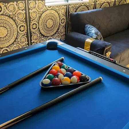 Apartment Luxury Versace 2 Bed, Hot Tub, Pool Table, Sky Tv
