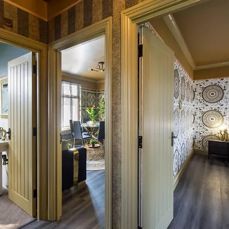 Luxury Versace 2 Bed, Hot Tub, Pool Table, Sky Tv London