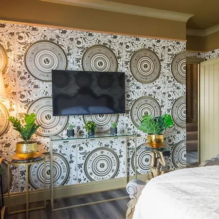 Apartment Luxury Versace 2 Bed, Hot Tub, Pool Table, Sky Tv *
