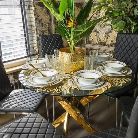 Luxury Versace 2 Bed, Hot Tub, Pool Table, Sky Tv London