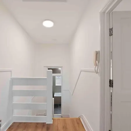 New 1 Bed Westfield/ Chiswick/ Hammersmith Apartment London