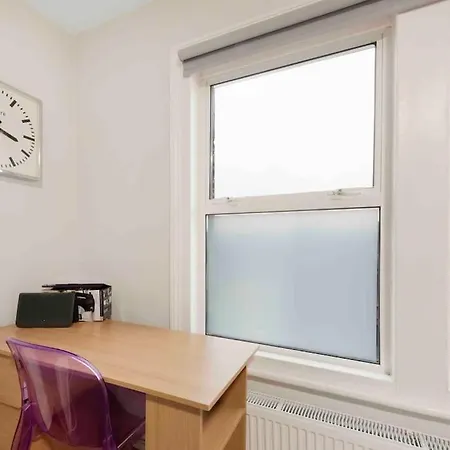 New 1 Bed Westfield/ Chiswick/ Hammersmith Apartment London