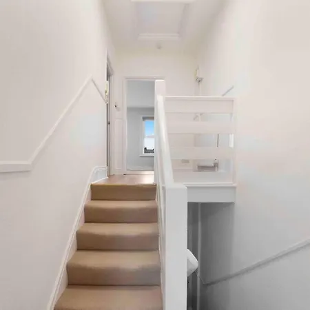 New 1 Bed Westfield/ Chiswick/ Hammersmith Apartment *