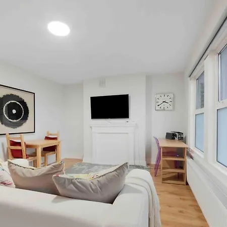 New 1 Bed Westfield/ Chiswick/ Hammersmith Apartment