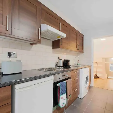 New 1 Bed Westfield/ Chiswick/ Hammersmith Apartment London