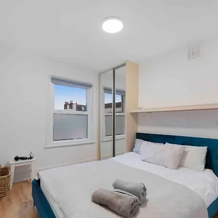 New 1 Bed Westfield/ Chiswick/ Hammersmith Apartment *