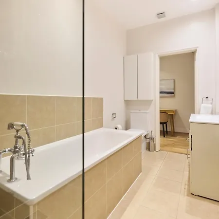 The West Kensington Hideout - Cozy 2bdr Flat With Garden London