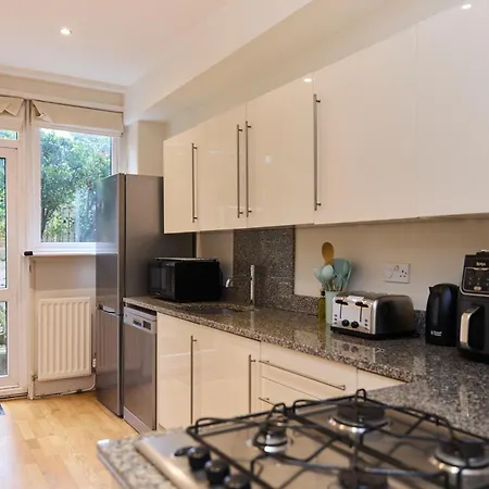 The West Kensington Hideout - Cozy 2bdr Flat With Garden Apartment