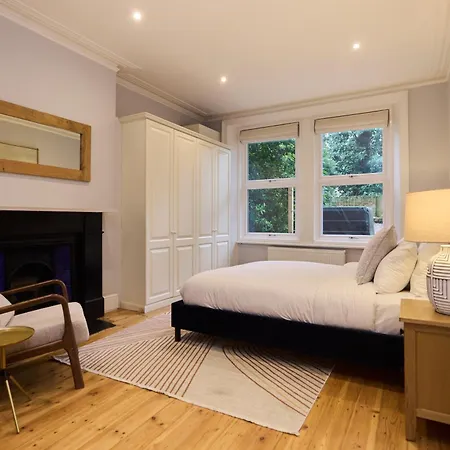 The West Kensington Hideout - Cozy 2bdr Flat With Garden