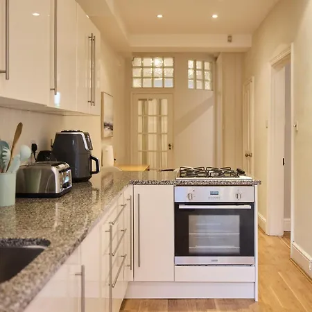 The West Kensington Hideout - Cozy 2bdr Flat With Garden