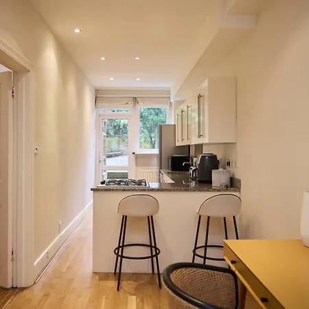 The West Kensington Hideout - Cozy 2bdr Flat With Garden London