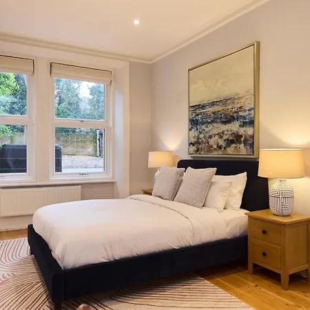 The West Kensington Hideout - Cozy 2bdr Flat With Garden Apartment London