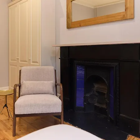 The West Kensington Hideout - Cozy 2bdr Flat With Garden