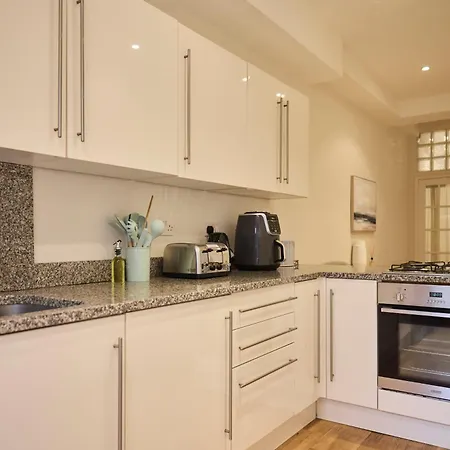 The West Kensington Hideout - Cozy 2bdr Flat With Garden London