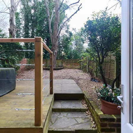 The West Kensington Hideout - Cozy 2bdr Flat With Garden