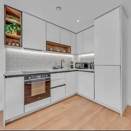 Colindale Nw9 1bed Tv/wifi Apartment *