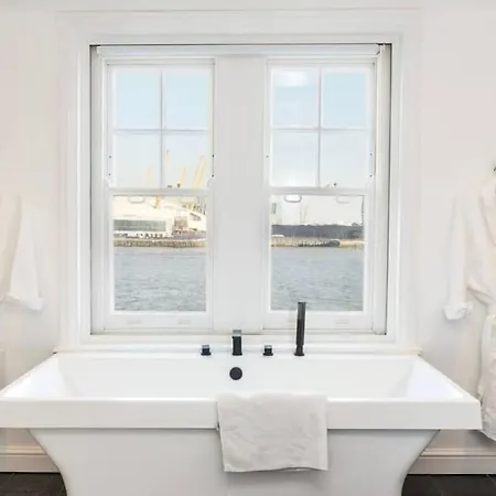 3 X Bedroom Riverside Flat With Hot Tub On Roof Terrace *