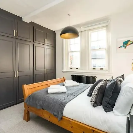 3 X Bedroom Riverside Flat With Hot Tub On Roof Terrace *
