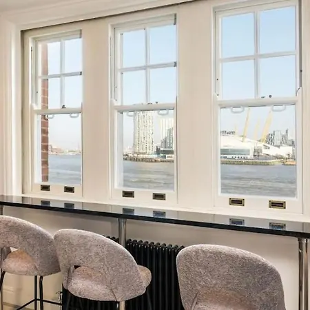 3 X Bedroom Riverside Flat With Hot Tub On Roof Terrace *